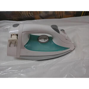 Hamilton Beach 14212 Steam Iron with Retractable Cord.
